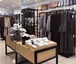 +gambar foto contoh display baju gamis muslim dengan rak gantung, +contoh penataan baju busana gamis tidak rapi. 13 Inspirasi Desain Toko Cocok Banget Buat Generasi Milenial Punya Bisnis Rumah123 Com