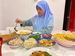 Cuma mee hailam perlu ditambah sos sos dan kicap yang pelbagai tu yang menjadikan warnanya gelap serta penggunaan tepung jagung untuk. Pes Mee Bandung Mak Pon Paling Mudah Di Masak Dan Sedap Aku Sis Lin