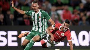 Fábio do passo faria (born 24 april 1989) is a portuguese former footballer who played as a central defender. Fabio Faria Benfica Jogara Em Vila Do Conde Mais Pressionado Renascenca