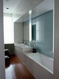 15 Idees Pour Une Petite Salle De Bains Avec Baignoire Idee Salle De Bain Amenagement Salle De Bain Salle De Bains Etroite