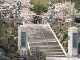 花香る、里山の寺 雲渓山 常昌院 －神奈川県厚木市棚沢1276 - 神奈川県厚木市棚沢1276 鳶尾山に抱かれ、豊かな緑と水をたたえる里山の寺 。四季折々の草花に誘われ、人々が憩い、ふれ合う。四百年の歴史を経て、土地の山岳信仰が今も息づく禅宗の寺－。