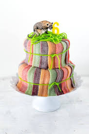 Schneller marmorkuchen mit smarties® für den kindergeburtstag. Sauer Macht Lustig Zitronengeburtstagskuchen Mit Super Saurer Sussis Deko Und Zwei Wilden Haudegen On Top Trickytine