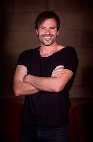 He represented sweden in the eurovision song contest 2005 with the song las vegas, finishing 19th with 30 points. Martin Stenmarck Utmanar Anders Timell I Insamlingsduell Under Fotbolls Em For Ukrainas Utsatta Barn Sos Barnbyar