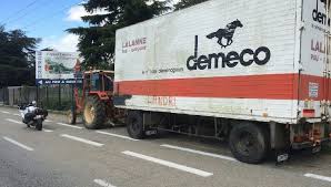 Pour les articles homonymes, voir lbc. Besancon Cavaillon En Tracteur Pour Sa Remorque Achetee Sur Le Bon Coin Et Finalement Immobilisee A Valence