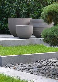 Sonnige plätze im garten oder auf der terrasse eignen sich in den sommermonaten hervorragend für die zucht von sukkulentenarten. Giant Planters As Bold Accents For A Garden Garten Pflanzen Garten Bepflanzung