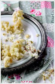 Pastella fast con acqua frizzante ghiacciata, farina, sale e pepe. Frittelle Salate Di Fiori Di Acacia