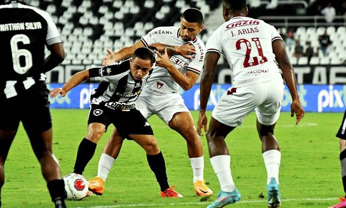 Fluminense reclama de substituição errada feita pela arbitragem
