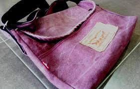 Shamsiah tailor menyediakan beg yang diperbuat daripada seluar jeans terpakai. C O N T O H Sling Beg Jeans Yg Telah Warqah Alteration Facebook