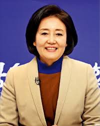 카사크가 리즈한테 먹을 걸 구해다주기도 했다. 48j5opzmjrkdtm