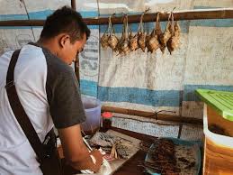 1 porsi sate kuda lada hitam terdiri dari 10 tusuk sate kuda dengan butiran kecil lada hitam pilihan dipadukan dengan bumbu kecap, bawang iris, tomat, cabe merah dan acar. Tak Sengaja Mencicipi Sate Ambal Di Kebumen Jawa Tengah