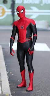Tom Holland Dons Spider Man Far From Home S Costume While Filming With Zendaya In Nyc Marvel Spiderman Spiderman Spiderman Comic