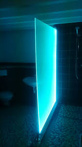 Duschtrennwand Aus Plexiglas Beleuchtet In 2020 Duschtrennwand Duschtrennwand Glas Begehbare Dusche
