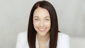 Lisa Roscoe's Instagram, Twitter & Facebook