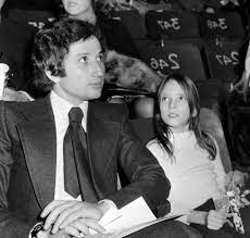 Des débuts remarqués, en particulier quand il s'en est pris à touche pas à. Jeanmichel Detournay Twitterissa Rare Photo De Jeanne Calment Jeune En Compagnie De Michel Drucker