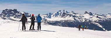 Cortina, the queen of the dolomites, is the classic mountain resort of the italian alps and member of best of the alps. Cortina D Ampezzo Traumurlaub Inmitten Der Dolomiten