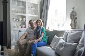 He was a football player in the past and has played for the netherlands several times. Helen En Frank De Boer Woonstijl Nl Zitzak Wonen Woonwinkel