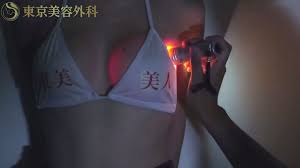 豊胸手術したおっぱいはLEDライトで光る」というウワサは本当なのかを解説したムービー - GIGAZINE