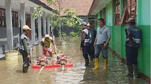 Untuk hasil profil sekolah yang akan diunduh secara offline menggunakan aplikasi dapodik maka data yang dihasilkan lebih lengkap yang di dalamnya a. Banjir Genangi Smpn 48 Kota Bandung Kini Diakui Kepsek Terasa Lebih Parah Ini Dugaan Penyebabnya Tribun Jabar