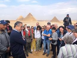 بالصور العناني يطمئن على منطقة آثار اهرامات الجيزة ويلتقي مجموعة سائحين عفب شفط مياه الأمطار Places To Visit Photo Couple Photos