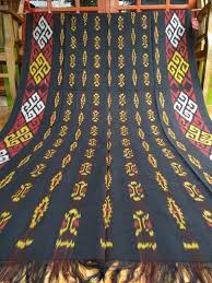 Ciri dari rok wiron ini tampak tumpal (adanya lipatan) yang terlihat dari bagian depan. Model Rok Kain Tenun Ikat