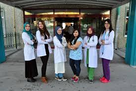 Törende mezunlar keplerini havaya atarak mezuniyetlerini kutladı. Meram Tip Acil Home Facebook