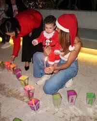 Hijo de Daniela Ospina enternece las redes sociales jugando con un buñuelo en la Noche de Velitas - Infobae