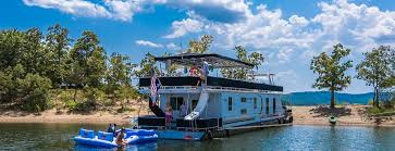 Here are some of the top attractions to see, all within 30 miles (48.2 km) of the city center: Wake Zone Luxury Houseboat Rentals Lake Ouachita Royal Arkansas Lake Ouachita Houseboat Rentals Luxury Houseboats