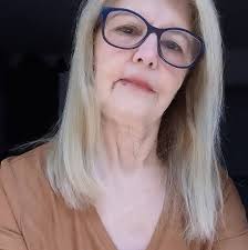 Carlos Drummond de Andrade, poema “Memória” encontrado no livro “Antologia  Poética” editora Companhia das Letras.