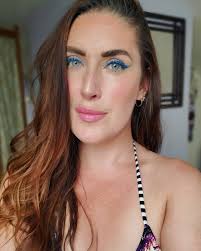 It's me (again, I know!) making funny faces attempting to showcase this fun  bright #graphicliner #makeuplook I did the other day (by trying to channel  #lanadelrey in my garden apparently 🤣🌺) @elatecosmetics