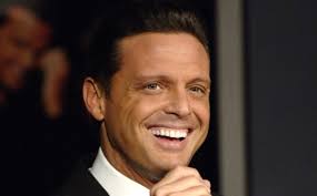 Luis Miguel es atacado por un grillo durante su concierto- CHIC Magazine
