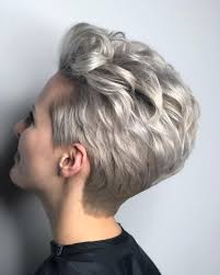 Coupe cheveux gris femme cette femme aux cheveux grisonnants a choisi un look naturel ne colorant pas sa chevelure. 30 Idees De Coupes De Cheveux Courts Gris Cheveux Courts Cheveux Coupe De Cheveux Courte