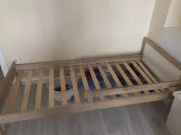 Ahşap, metal, pirinç, gibi dayanıklı malzemelerden elde edilen karyola çeşitleri, çeşitli ölçü seçimleri yapmanıza olanak tanıyor. Ikinci El Cocuk Karyolasi Modelleri Cocuk Karyolasi Fiyatlari