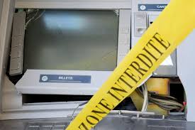 Saison 3 des dindons se promènent dans un crop circle sur une ferme aviaire. Fait Divers Ils Font Exploser Trois Distributeurs De Billets De La Loire Et Du Rhone