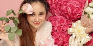 Selebgram cantik, denise chariesta sempat viral dan membuat heboh karena ejekan perihal tongkrongan orang kaya dan orang miskin. Viral Video Orang Kaya Nongkrong Di Mall Ini Fakta Selebgram Denise Chariesta Merdeka Com