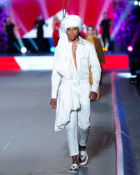 Ο 20χρονος ηρακλής έχει ήδη ξεχωρίσει στο gntm 3 και πολλοί τον θεωρούν το φετινό φαβορί. Gntm Otan O Hraklhs Tsoyzinob Perpathse Sthn Pasarela Toy Madwalk H Emfanish Toy Se Show Me To Sakh Royba