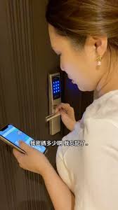 希露弟弟啃雞腿- 看著窗外的弟弟😆 ￼不知道在想什麼？