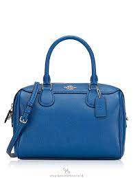 Has a detachable crossbody strap, zipper closure and a couple pockets for organization on the interior. Coach 32202 Crossgrain Mini Bennett Satchel Atlantic
