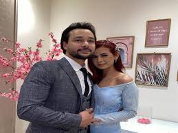 تعمل الفنانة الشابة منة عرفة، على قدم وساق للانتهاء من تصوير فيلم 666 والذي تقوم ببطولته والذي ينتمي لنوعية أفلام الرعب والإثارة ويستخدم الجرافيكس فيه كعامل مؤثر. Ù…Ù†Ø© Ø¹Ø±ÙØ© ØªÙƒØ´Ù ÙƒÙˆØ§Ù„ÙŠØ³ Ø®Ø·ÙˆØ¨ØªÙ‡Ø§ ÙˆÙ‡ÙƒØ°Ø§ ØªØ¹Ø±ÙØª Ø¹Ù„Ù‰ Ù…Ø­Ù…ÙˆØ¯ Ø§Ù„Ù…Ù‡Ø¯ÙŠ Ù…Ù‚Ø§Ù„Ø© Ù†Øª