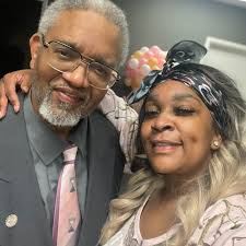 Woman thinks it was Derrick Groves working at Kroger in viral photo 😳