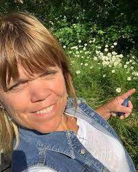 On my walk today w/ Felix and found a lovely patch of daisies. My favorite  flower. It reminded me of this verse for a reason I'm sure 😊✝️🙏🏻♥️  Matthew 6:25-34 #nature #godspoke #