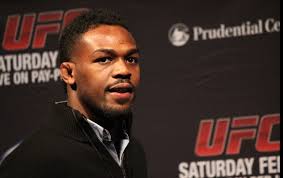 Jon Jones ironiza Cormier: 'Feliz por ele ter conseguido perder tanto peso' 