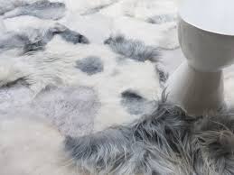 blizzard schapenvacht tapijt blizzard sheepskin rug available at http rugsandhides com c 3718223 blizzard sheepskin rugs article 381 tapijt grijze kleuren