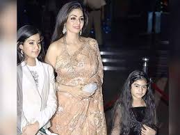 See more of janhvi kapoor on facebook. Khushi Kapoor Janhvi Kapoor Sridevi Khushi Kapoor Is Still Very Emotional For Mother Sridevi See This Picture Khushi Kapoor Makes Her Childhood Pic With Mom Sridevi As Phone Wallpaper Mce Zone