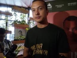 Nicholas saputra was born on february 24, 1984 in jakarta, indonesia as nicholas schubring saputra. Nicholas Saputra Dambakan Punya Saudara Kandung Saat Kecil