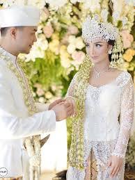 Prosesi akad nikah juga identik dengan baju akad nikah yang dikenakan oleh pengantin. Zaskia Gotik Bayar Kontan Gaun Pengantin Ivan Gunawan Aku Gajian Bulan Ini Showbiz Liputan6 Com