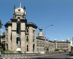 Pemandangan di jalan tun perak yang dulunya dikenali sebagai mountbatten road ketika sambutan terakhir ulangtahun kelahiran ratu elizabeth di malaya. Bangunun Ktm Berhad Railway Administration Building Located Directly Across From Kuala Lumpur Railway Station