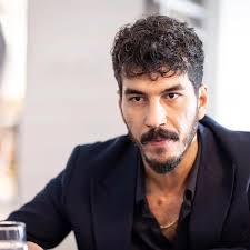 Repost @dizicibagyan ... #AdımFarah 19. 📸 Farah'ı oğluyla birlikte  yaşadığı yerden kurtarmaya kararlı olan Tahir, Behnam'ın kasada tuttuğu  görüntüyü alabilmek için sürpriz bir ismin yardımına ihtiyaç duyar.  Kerimşah'ı Tahir'e karşı dolduran Behnam'a