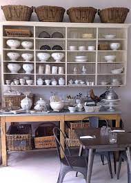 baskets cupboard homeware crockery wandkast sidetable brocante landelijk serviesgoed opbergen keuken ontwerp keukendecoratie thuis keukens