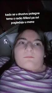 Aloo Aloo Radio Mileva: Tema i Razgovor