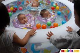 Harga kolam renang balon untuk bayi, balon untuk kolam renang, kolam jika anda merasa prihatin dan waspada terhadap kesehatan anak anda, anda bisa memakai kolam renang portable. Foto Melatih Motorik Bayi Dengan Berenang Merdeka Com